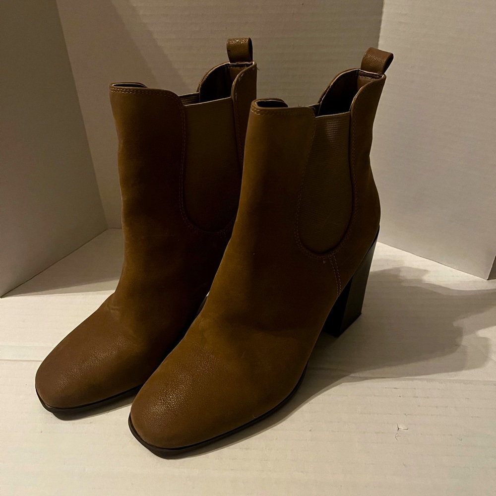Women’s tan heeled boots. Sz 8